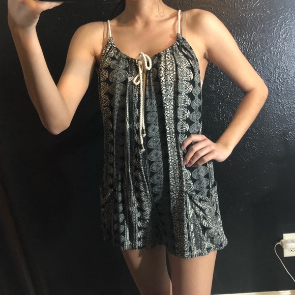 🌻SOLD🌻 Forever 21 black & white printed romper - Picture 8 of 8
